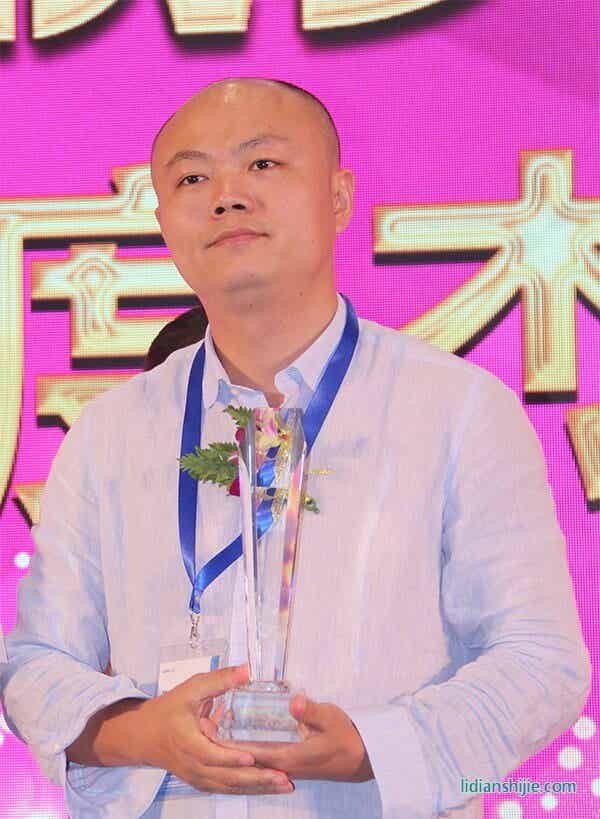 深圳市華思旭科技有限公司董事長雷云榮獲汽車電子行業年度杰出人物