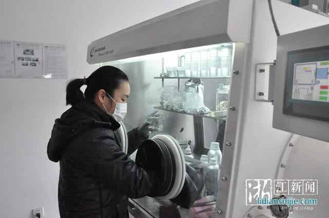 工作人員在無水無氧狀態(tài)下測試電池性能