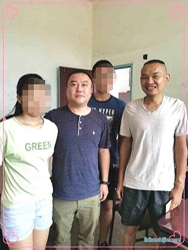 魏立榮先生和孩子一起去C151班易*同學家慰問