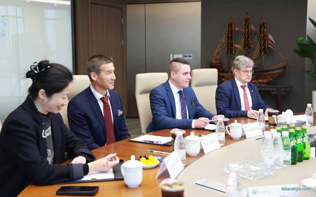 4月19日，芬蘭科斯霍爾姆市議會主席Christoffer Ingo、市長Rurik Ahlberg、技術總監Ben Antell及芬蘭投資署成員一行蒞臨杉杉