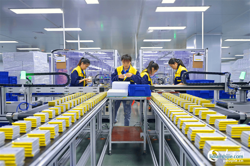 江西省吉安市永新縣工業開發區一車間內,工人在自動化產線上加工出口的鋰電池產品 江西省吉安市永新縣工業開發區一車間內,工人在自動化產線上加工出口的鋰電池產品