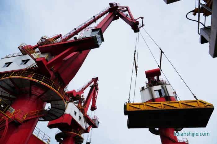 超萬金噸鎳產品在中偉印尼北莫羅瓦利產業基地園區碼頭裝載完畢