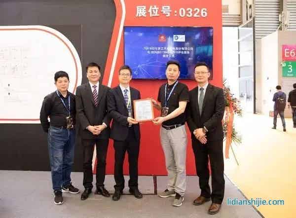 TUV南德輕工產品部丁宇斌先生(左三)、張炳剛先生(左二)、秦偉先生(右一)與浙江天宏都偉云先生(右二)、周新芳先生(左一)出席頒證儀式 TUV南德輕工產品部丁宇斌先生(左三)、張炳剛先生(左二)、秦偉先生(右一)與浙江天宏都偉云先生(右二)、周新芳先生(左一)出席頒證儀式