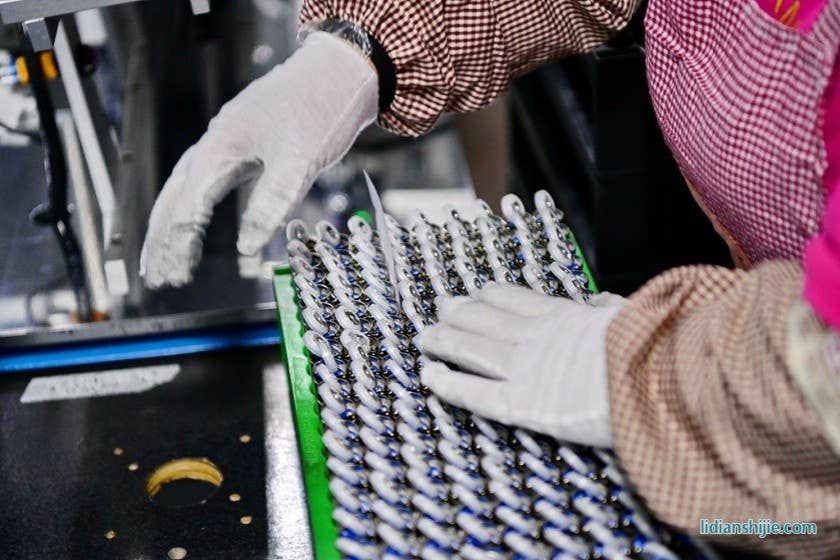 江西省撫州市一新能源科技公司鋰電池生產(chǎn)車間里，工人在加工出口的新能源鋰電池