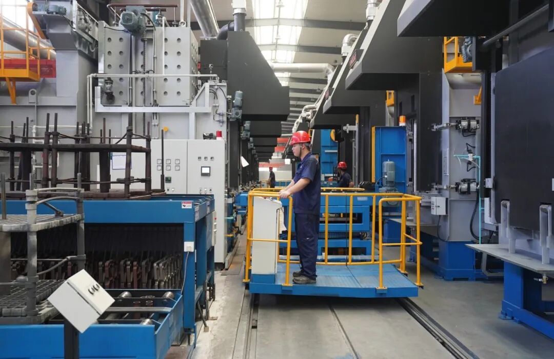 位于渝水區(qū)良山鎮(zhèn)的江西黑金剛智能裝備有限公司的員工在生產(chǎn)線忙碌。近年來,渝水區(qū)著力推動鋼鐵產(chǎn)業(yè)轉(zhuǎn)型升級,通過強龍頭補鏈條,發(fā)展高端裝備制造業(yè),實現(xiàn)產(chǎn)業(yè)向智能化、綠色化、高端化邁進。記者凌厚祥攝