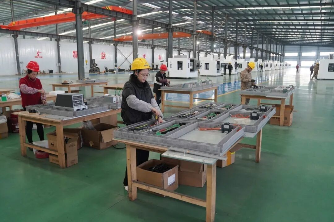 位于分宜工業(yè)園的江西臺祥精機有限公司,工人在車間組裝數(shù)控機床。記者凌厚祥攝