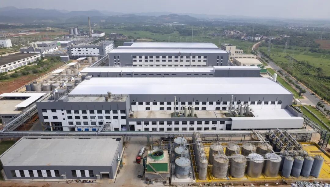 圖為贛鋒循環(huán)科技有限公司年產(chǎn)2萬噸電池級碳酸鋰及8萬噸電池級磷酸鐵項目現(xiàn)場,項目主要通過拆解退役電池,生產(chǎn)電池級碳酸鋰及磷酸鐵,實現(xiàn)綠電綠色循環(huán)。記者凌厚祥攝