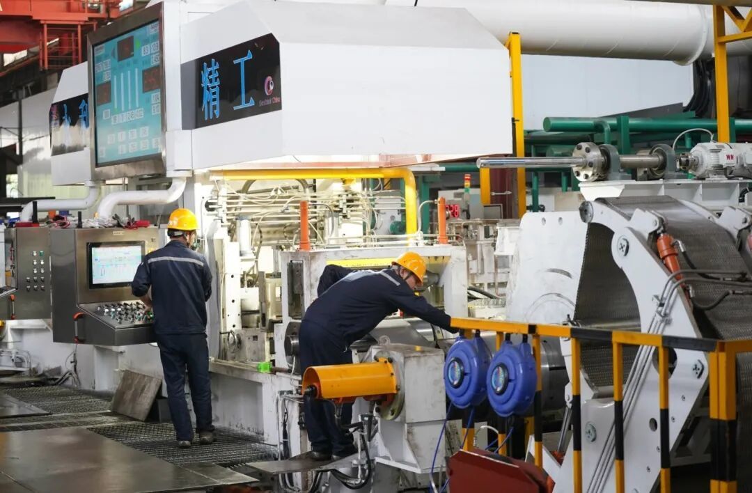 位于新余經(jīng)開區(qū)的永利帶鋼有限公司技改項目現(xiàn)場,工人在調(diào)試設備。近年來,該公司積極開展“智改數(shù)轉(zhuǎn)”,引進數(shù)字化生產(chǎn)設備和智能控制系統(tǒng),實現(xiàn)產(chǎn)品升級,驅(qū)動傳統(tǒng)制造向高端邁進。記者凌厚祥攝