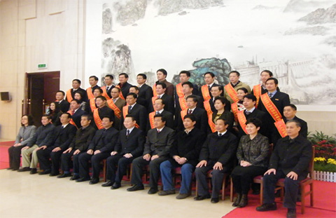 年度人物及創(chuàng)新單位代表與省領導合影